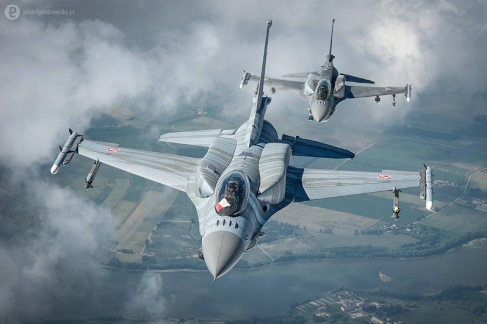 Dwa samoloty F-16 polskich Sił Powietrznych w locie - widok z bliska z przodu (fot. Piotr Łysakowski)