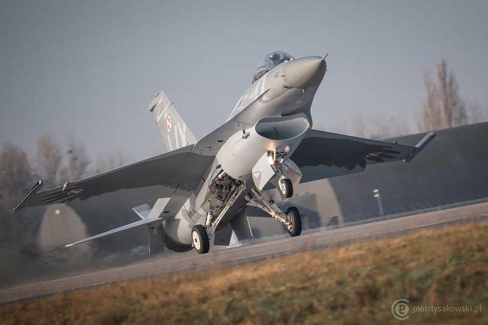 F-16 - start (fot. Piotr Łysakowski)