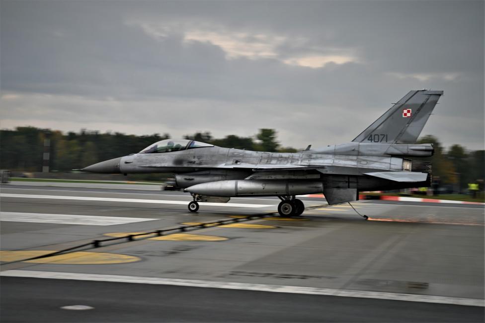 F-16 ląduje z użyciem systemu awaryjnego hamowania BAK w Łasku (fot. por. Marek Sobieraj)