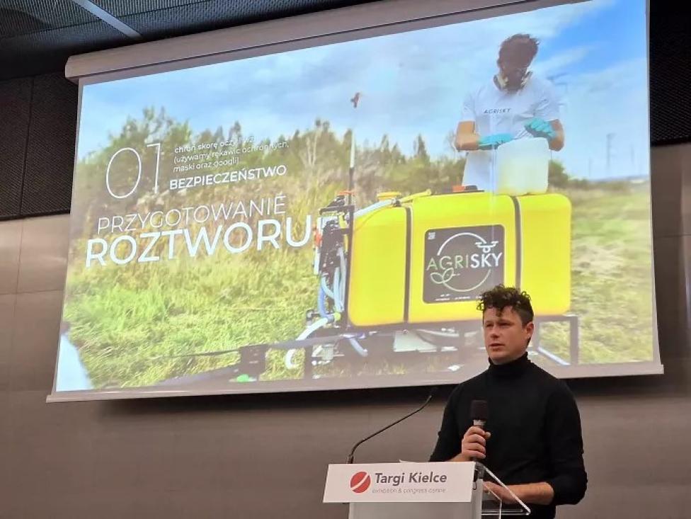 Maciej Dusza z firmy AgriSky podczas konferencji II International Drone Event - Świat Pomiarów (fot. Targi Kielce)