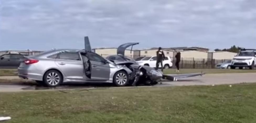 Nieudane lądowanie samolotu i zderzenie z samochodem w Teksasie, fot. kwtx