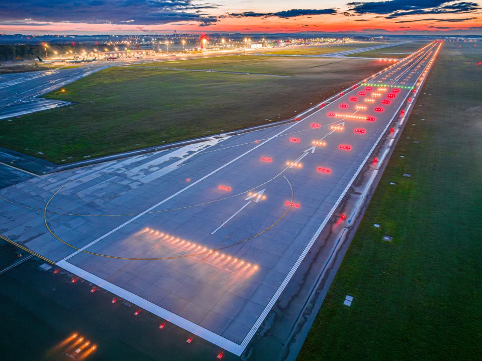 Pas startowy Portu Lotniczego Katowice o zmierzchu - terminal w tle (fot. Piotr Adamczyk)