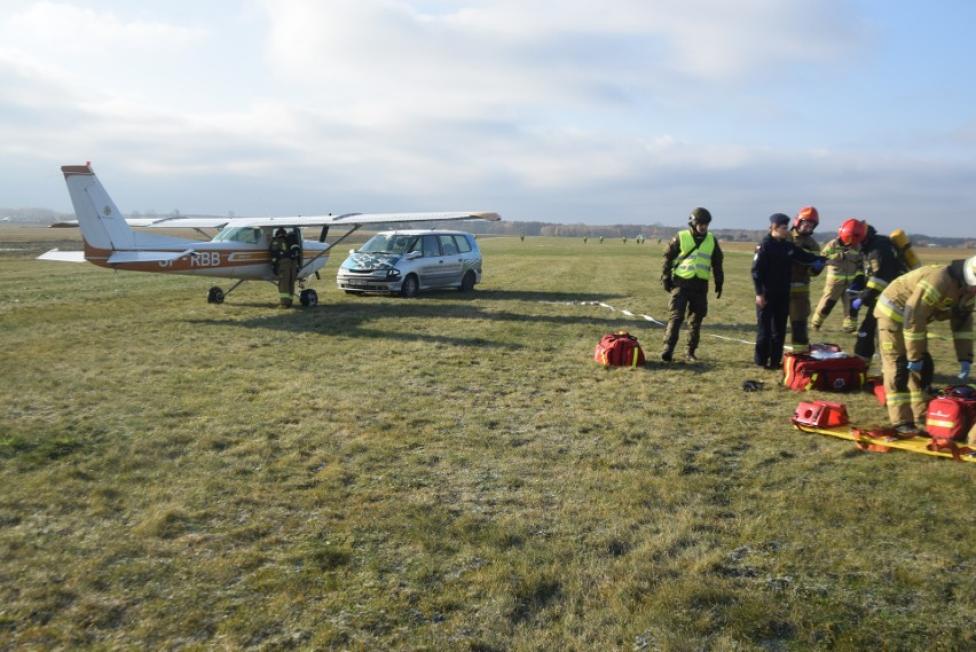 Służby ratunkowe podczas ćwiczeń na lotnisku w Piastowie pod Radomiem (fot. Antoni Sokołowski)