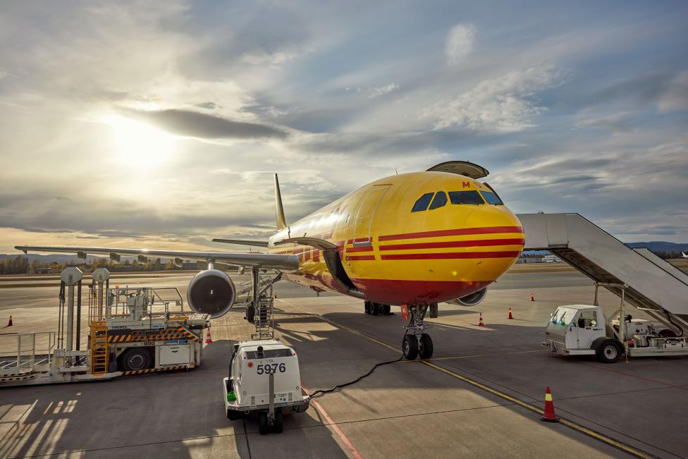 Samolot DHL Express na płycie lotniska - obsługa (fot. DHL Express)