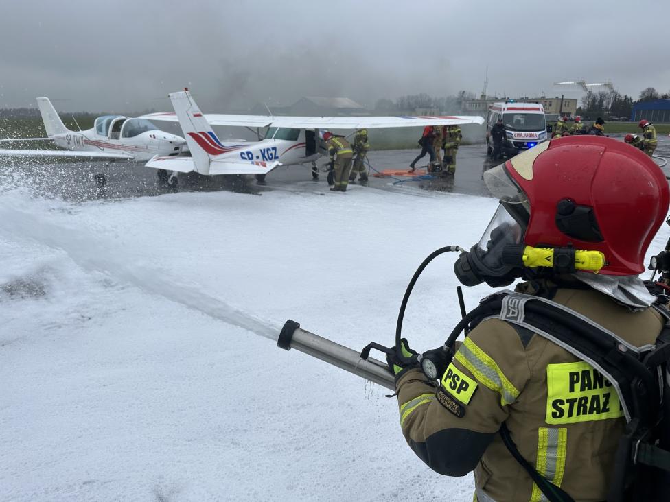 Wypadek na EPPT - ćwiczenia służb ratunkowych (fot. Aeroklub Ziemi Piotrkowskiej)
