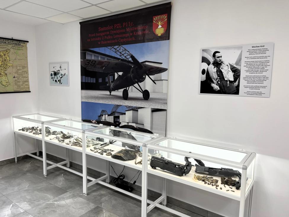 Zbiór części samolotu P-11C na wystawie w Izbie Regionalnej w Kłaju (fot. Leszek Mańkowski)