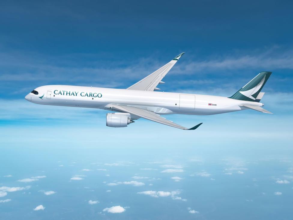 A350F cargo w barwach linii Cathay w locie (fot. Airbus)