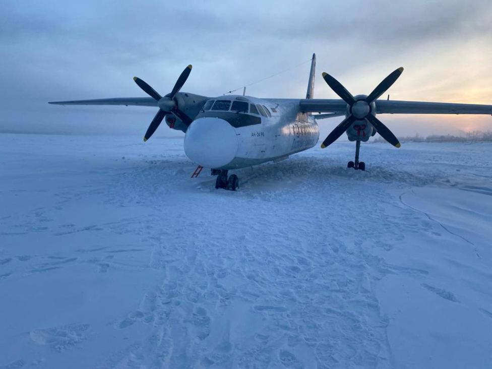 An-24 Polar Airlines po lądowaniu na zamarźniętej rzece, fot. Reuters