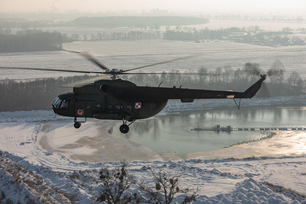 Mi-8 w locie zimą (fot. Sławomir Bartosik Lotnicza Agencja Fotograficzna)