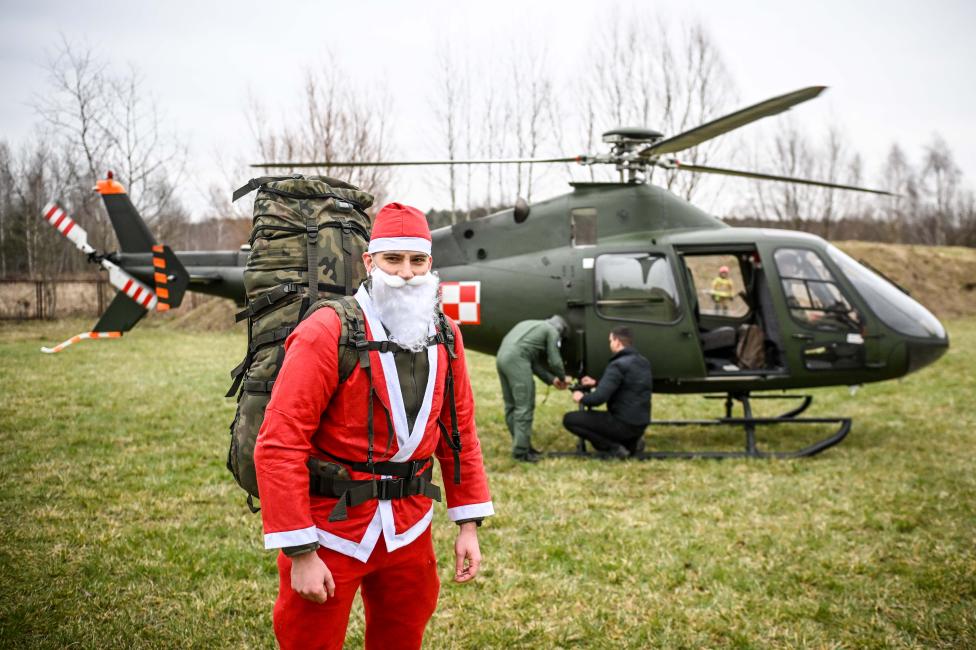 Mikołaj przyleciał śmigłowcem SW-4 Puszczyk (fot. DGRSZ)