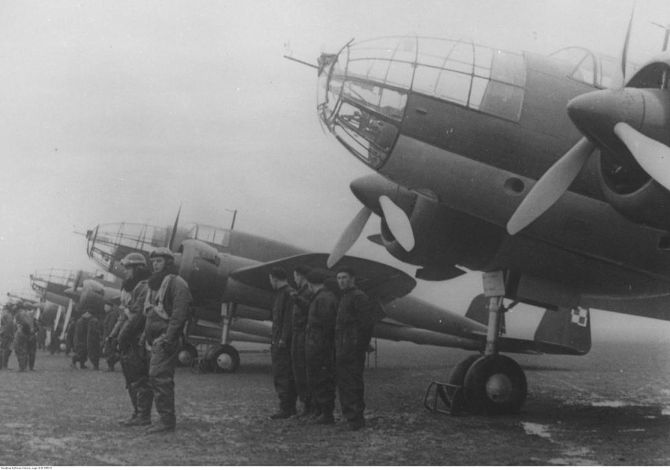 Samoloty PZL.37 Łoś wraz z załogami na lotnisku (fot. Instytut Pamięci Narodowej)