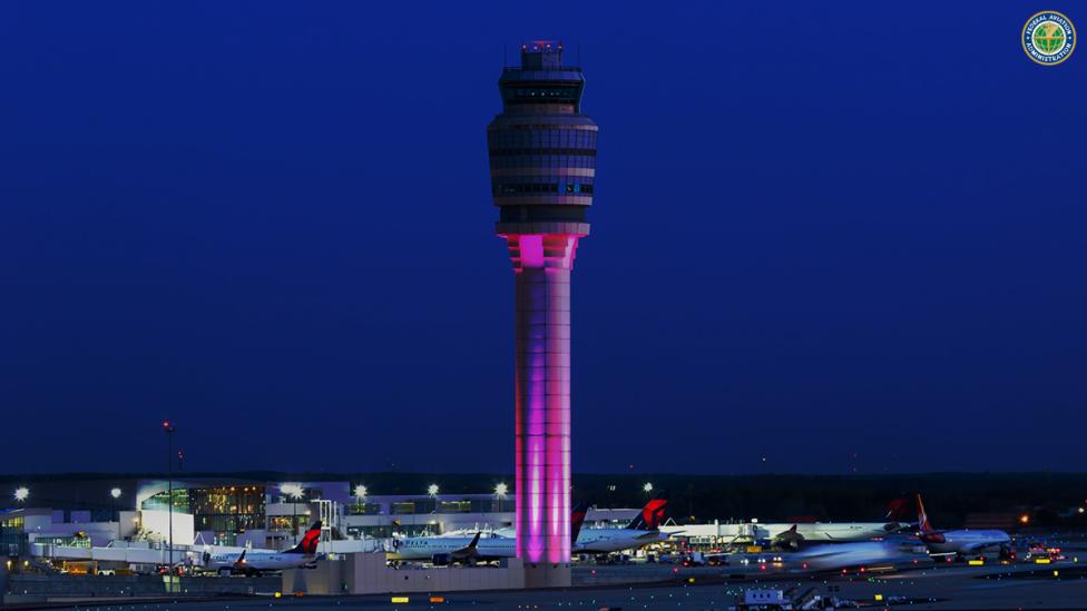 Wieża kontroli ruchu lotniczego nocą (fot. FAA)