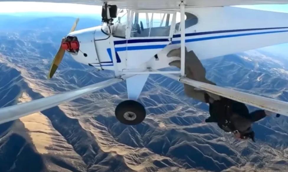 Youtuber wyskakuje z samolotu przed celowym jego rozbiciem, fot. kadr youtube