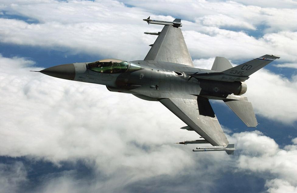 F-16 należący do USAF w locie (fot. SMSGT JOHN P. ROHRER, USAF, Domena publiczna, Wikimedia Commons)
