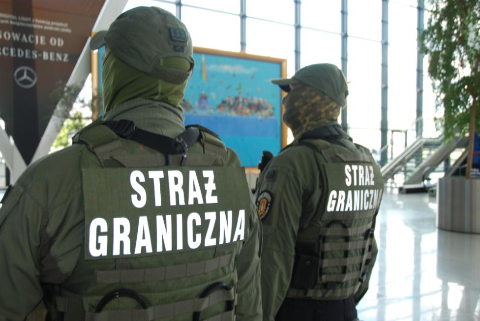 Funkcjonariusze z Zespołu Interwencji Specjalnych w gdańskim porcie lotniczym (fot. Morski OSG)