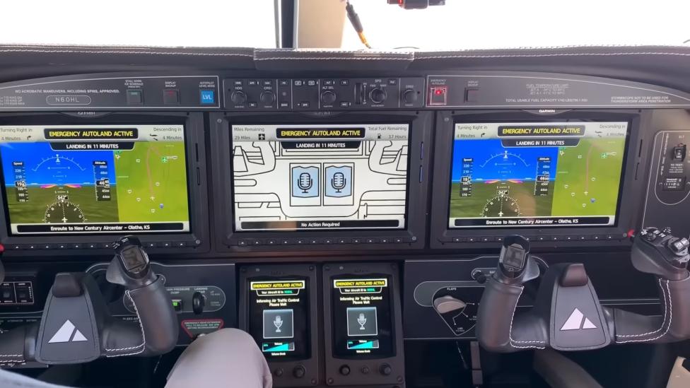 Kokpit samolotu z systemem Autoland firmy Garmin (fot. kadr z filmu na youtube.com)