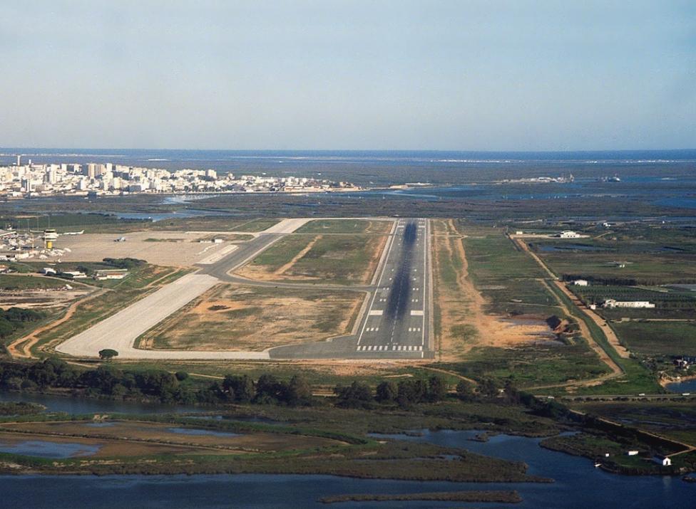 Port lotniczy Faro - widok od strony Oceanu Atlantyckiego (fot. Pedro Aragão, CC BY-SA 3.0 GFDL, Wikimedia Commons)