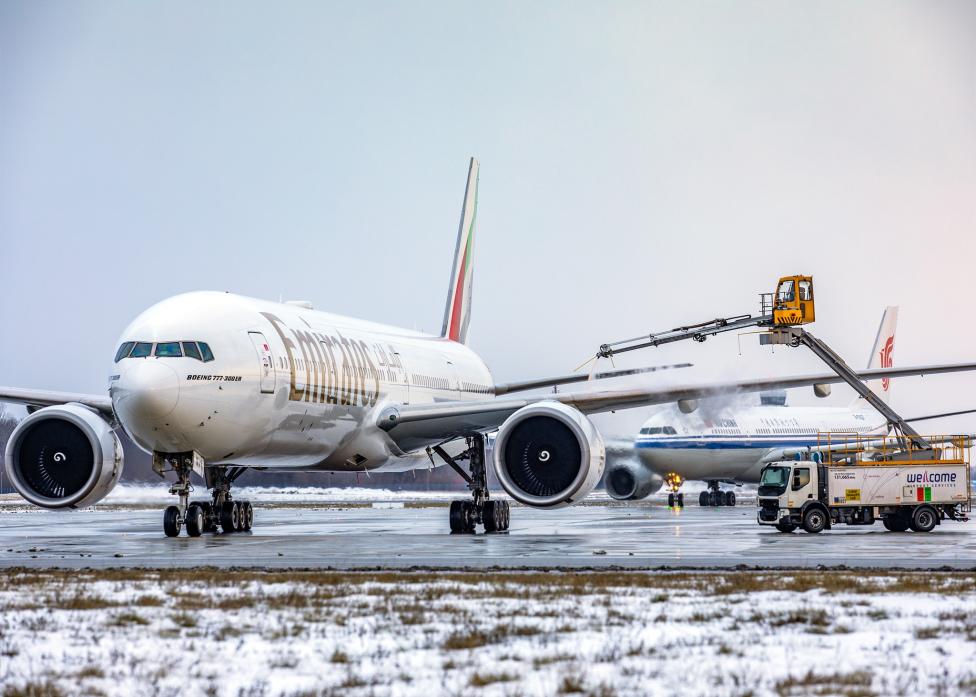 B777 linii Emirates podczas odladzania na Lotnisku Chopina (fot. D. Kłosiński)