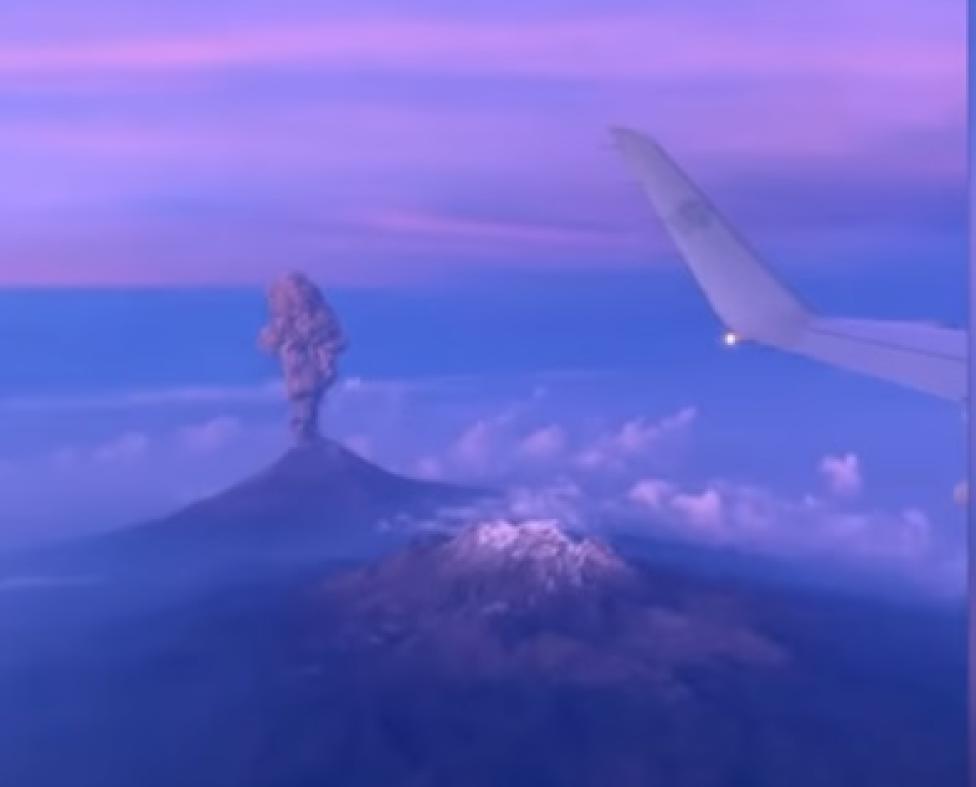 Erupcja wulkanu widziana z pokładu samolotu, fot. kadr youtube