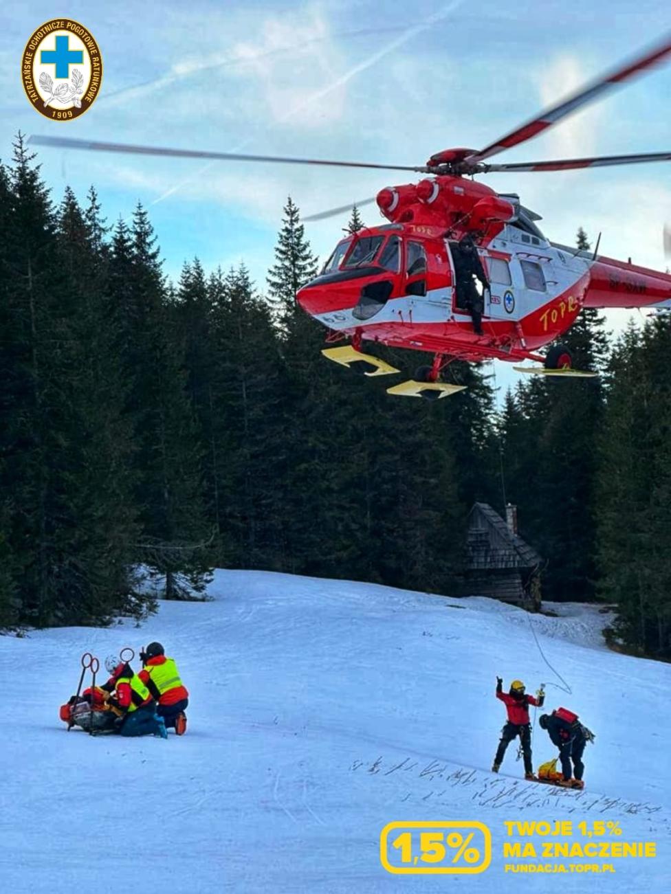 Ewakuacja śmigłowcem TOPR narciarza z trasy na Kasprowym Wierchu (fot. S. Styrczula)