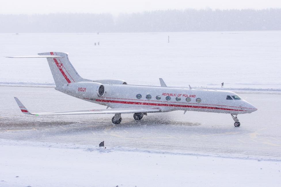 G550 z 1 Bazy Lotnictwa Transportowego na lotnisku w zimowej scenerii (fot. 1. Baza Lotnictwa Transportowego, Facebook)