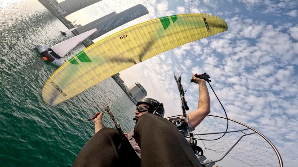 Motoparalotniarz - lot nad wodą w Katarze (fot. Bartosz Nowicki)
