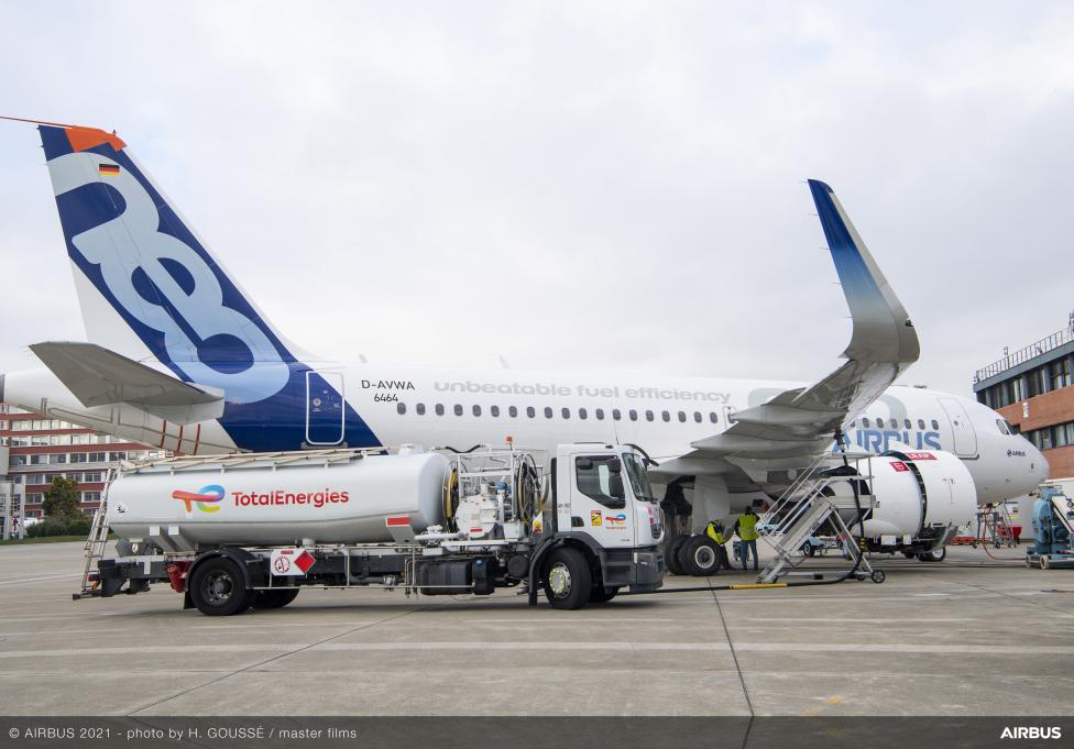 Partnerstwo Airbus i TotalEnergies na rzecz zrównoważonych paliw lotniczych