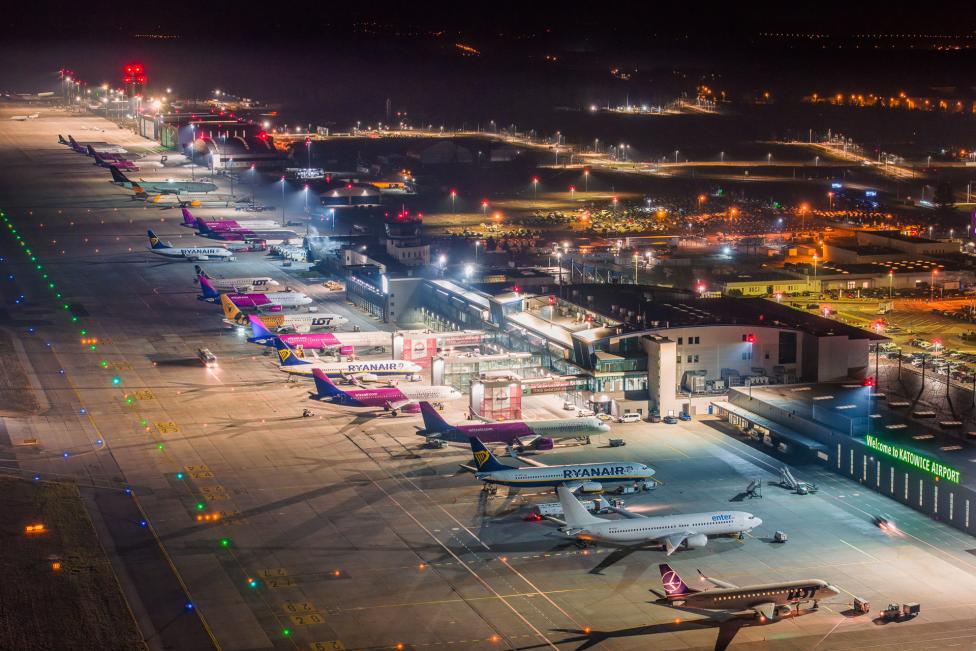 Port Lotniczy Katowice - widok z góry na płytę postojową i terminal w nocy (fot. Piotr Adamczyk)
