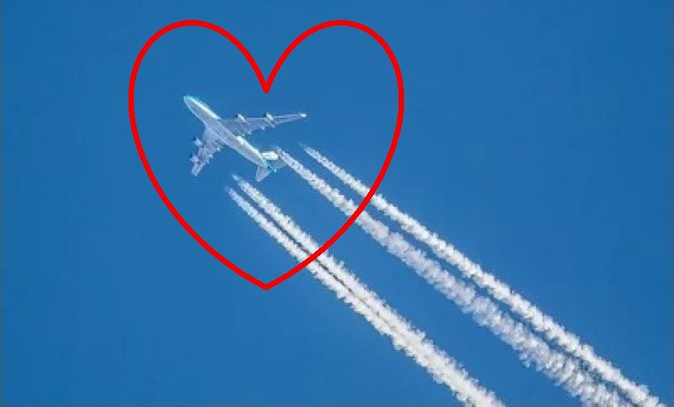 Samolot na niebie - smugi kondensacyjne - Walentynki (fot. travelandleisure.com)