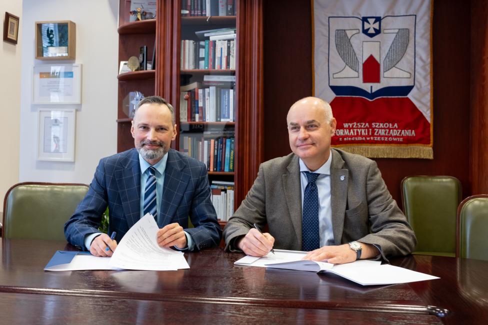 Andrzej Rozmus i Tomasz Szymczak - podpisanie umowy (fot. WSIiZ w Rzeszowie)