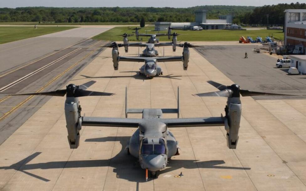 Cztery samoloty V-22 Osprey na płycie lotniska (fot. U.S. Navy)