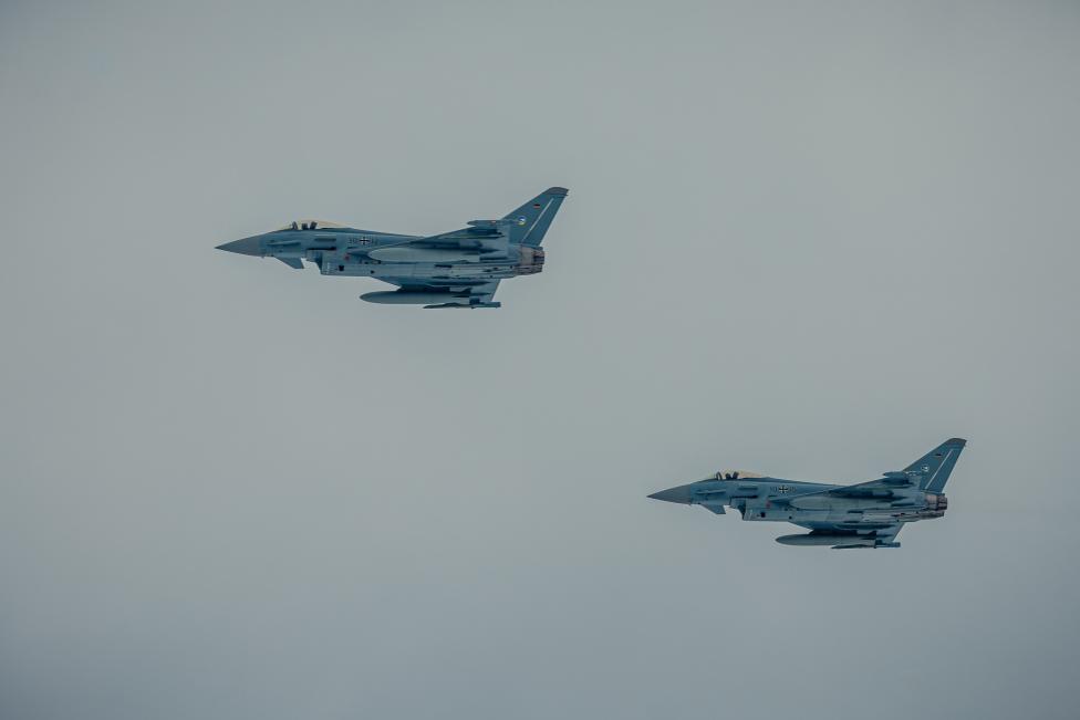 Dwa niemieckie myśliwce Eurofighter w locie (fot. NATO)