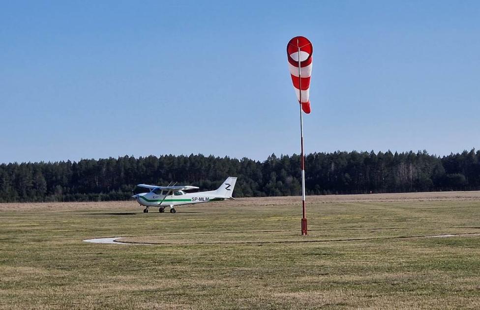 Lądowisko Gryźliny - samolot i rękaw (fot. Lądowisko Gryźliny, Facebook)