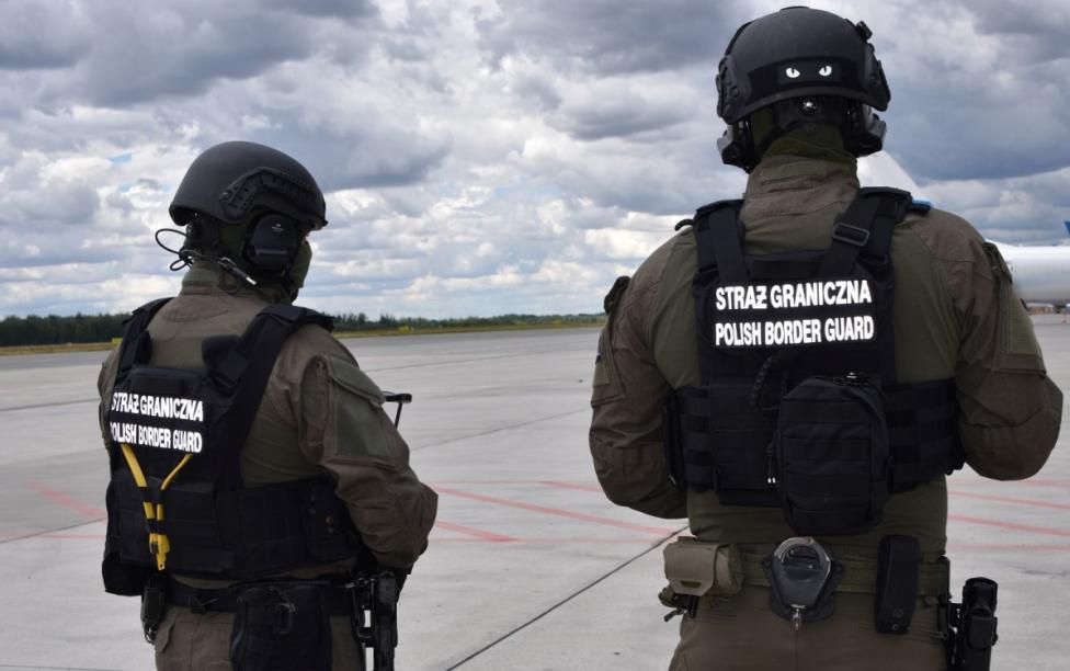 Patrol funkcjonariuszy SG na płycie lotniska (fot. Nadodrzański OSG)