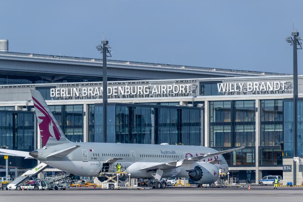 Port lotniczy Berlin-Brandenburg im. Willy'ego Brandta - samolot przy terminalu (fot. BER - Berlin Brandenburg Airport)