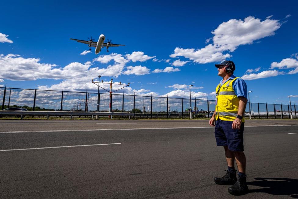 Sydney - lotnisko pod kontrolą, startujący samolot i personel naziemny (fot. disney.pl)