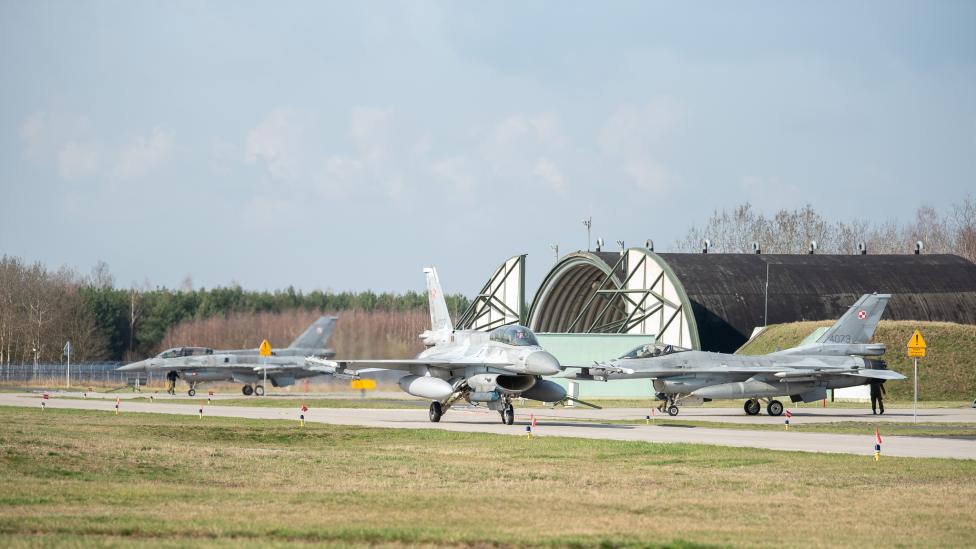 Trzy samoloty F-16 w 32. Bazie Lotnictwa Taktycznego w Łasku przy hangarze (fot. Ministerstwo Obrony Narodowej)