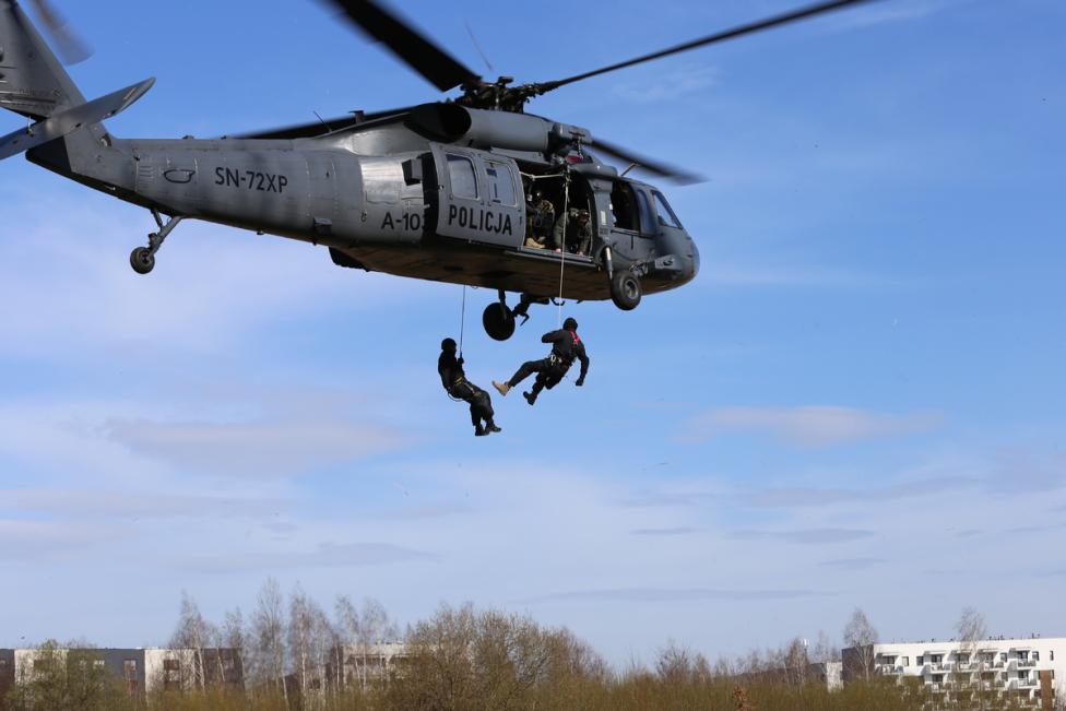 Ćwiczenia wysokościowe z policyjnym Black Hawkiem (fot. policja.pl)