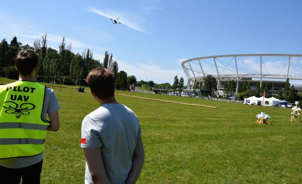 Dron i jego operator - trening do turnieju Fly to Rescue (fot. polsl.pl)