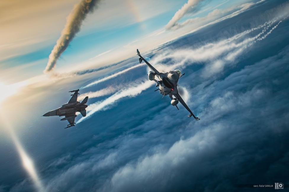 Dwa samoloty F-16 polskich Sił Powietrznych w locie - rozejście (fot. sierż. Rafał Samluk, Combat Camera DORSZ)