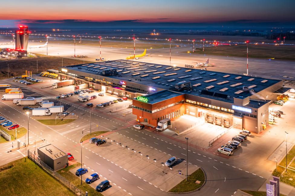 Port Lotniczy Katowice - terminal cargo - widok z góry od ulicy (fot. Piotr Adamczyk)
