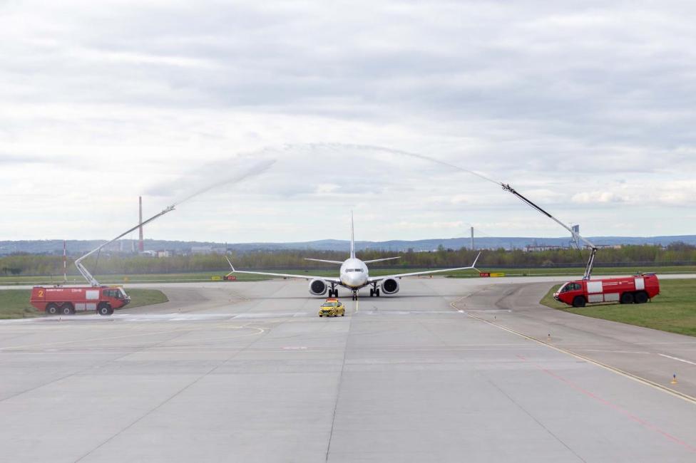 Samolot powitany salutem wodnym na lotnisku w Jasionce (fot. Łukasz Ożóg, Port Lotniczy Rzeszów-Jasionka im. Rodziny Ulmów)