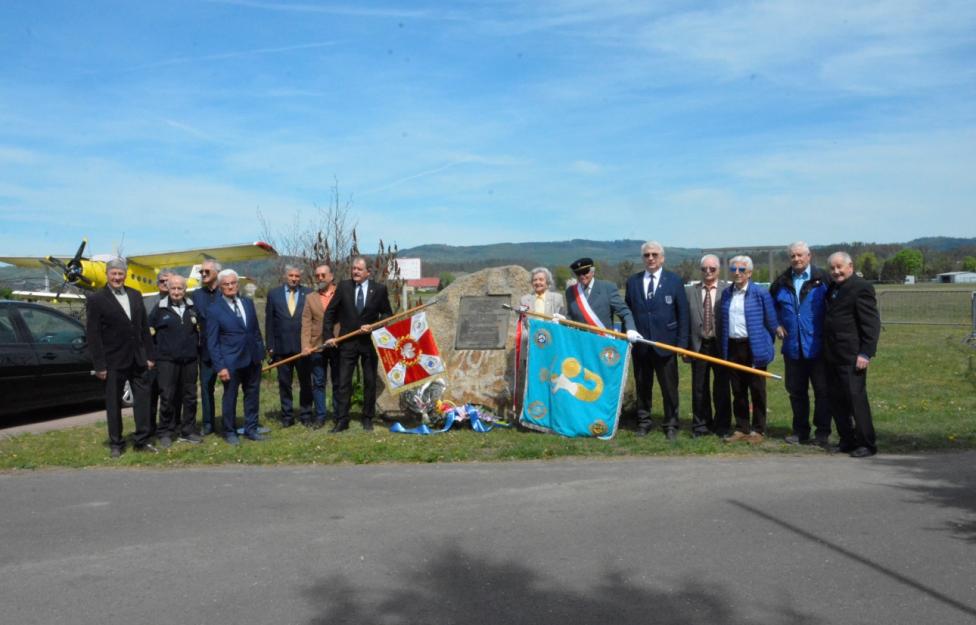 Członkowie JKSL oraz sztandary JKSL i Warszawskiego Klubu Seniorów Lotnictwa (fot. Andrzej Szymczak)