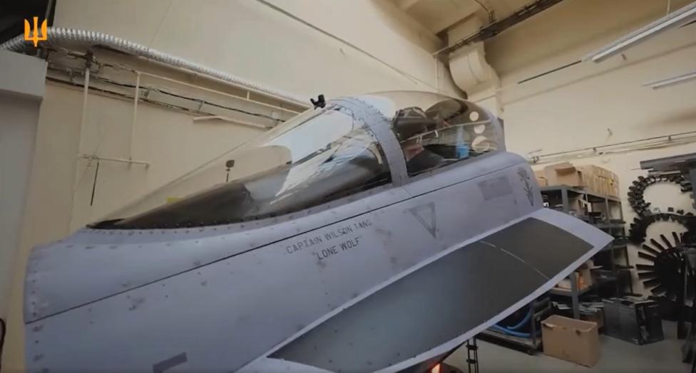 Symulator lotu myśliwcem F-16 przekazany Ukrainie przez Czechy (fot. Dowództwo Sił Powietrznych Sił Zbrojnych Ukrainy, Facebook)