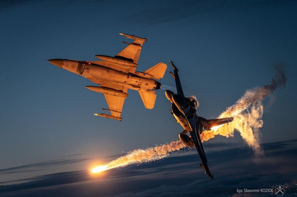 Dwa samoloty F-16 w locie wieczorem - odpalona flara (fot. kpr. Sławomir Kozioł) Dwa samoloty F-16 w locie wieczorem - odpalona flara (fot. kpr. Sławomir Kozioł)