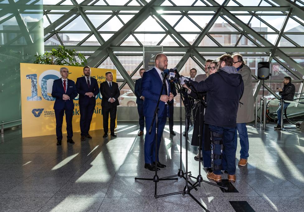 Łukasz Strutyński, prezes zarządu Kraków Airport udziela wywiadu przed przywitaniem 10 milionowego pasażera (fot. Kraków Airport)