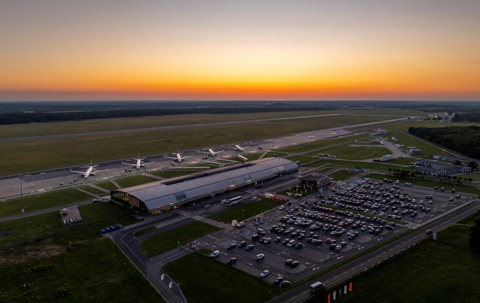 Port Lotniczy Warszawa-Modlin wieczorem (fot. modlinairport.pl)