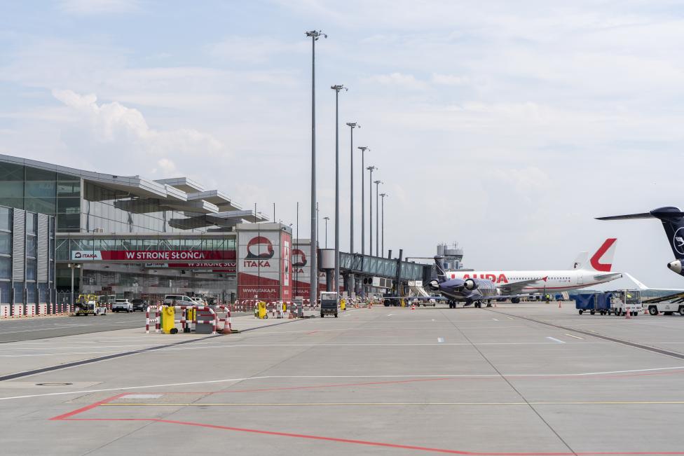 Port Lotniczy Wrocław - samoloty na płycie przy terminalu (fot. Port Lotniczy Wrocław)