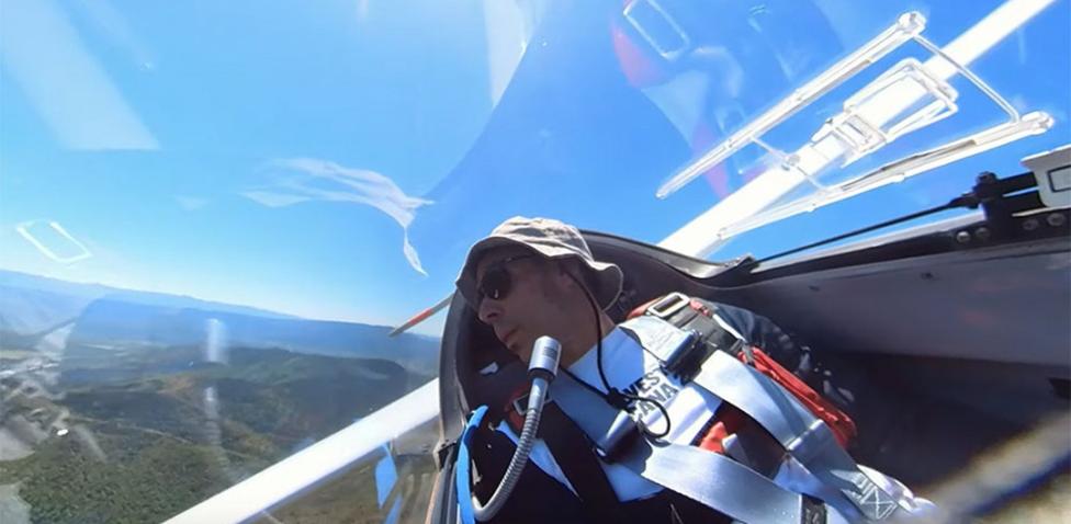 Szybowiec - pilot za sterami w locie - widok z kabiny (fot. fai.org)