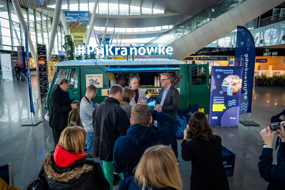 W Porcie Lotniczym Wrocław można napełnić swój bidon kranówką (fot. Port Lotniczy Wrocław) W Porcie Lotniczym Wrocław można napełnić swój bidon kranówką (fot. Port Lotniczy Wrocław)